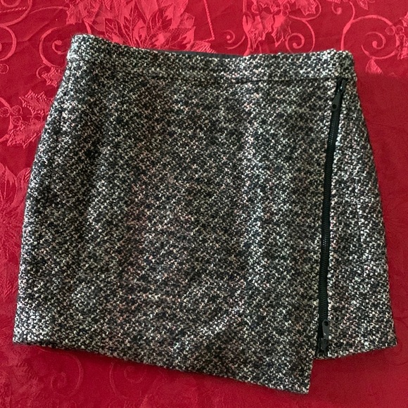 Rebecca Minkoff Dresses & Skirts - REBECCA MINKOFF SKIRT (PRETTY PATTERN) UNIQUE; ZIPS UP THE SIDE